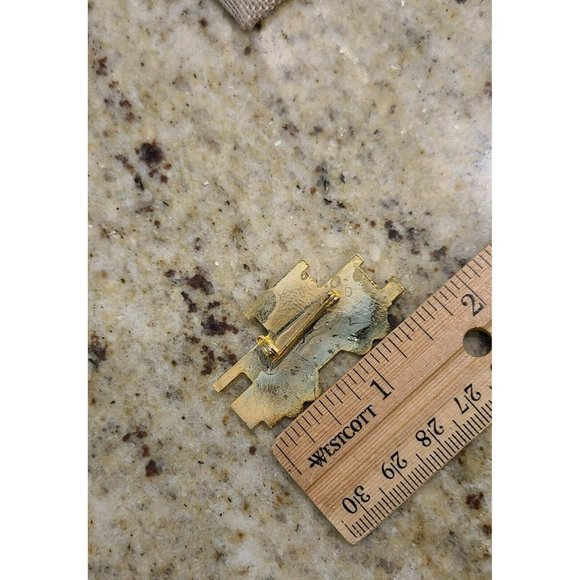 Vintage Lions Club Auburn Washington Red Train Caboose Lapel Hat Vest Pin - Picture 5 of 8